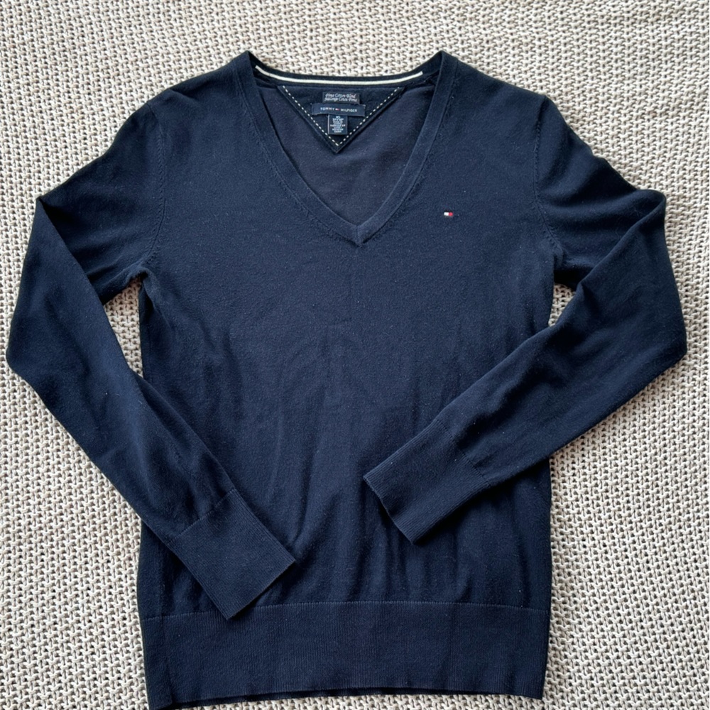Tommy Hilfiger women’s Signature Long Sleeve V-Neck Solid Sweater